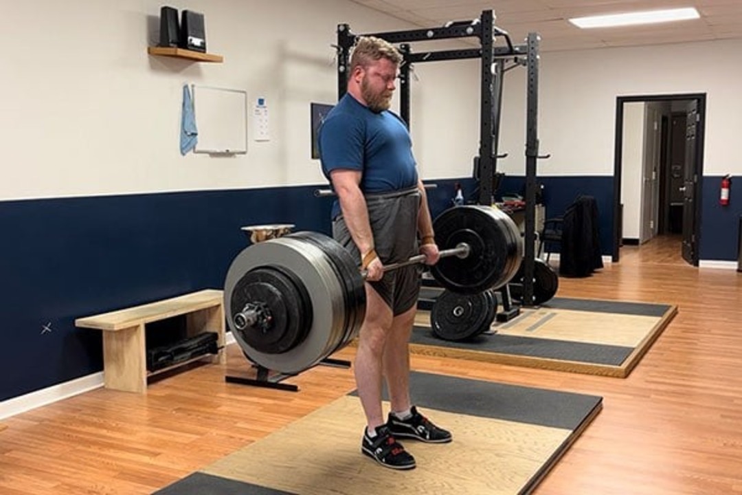 man lifting weights - Average Deadlift Weight For Male