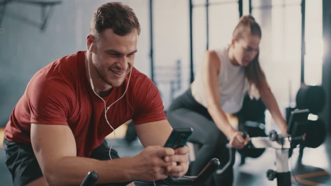 man smiling - Best Workout Tracker App