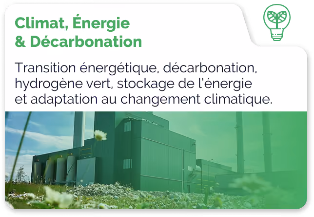 Carte avec texte sur la transition énergétique, la décarbonation, l'hydrogène vert, le stockage d'énergie et l'adaptation au changement climatique, au-dessus d'une image d'une centrale électrique industrielle avec des cheminées.