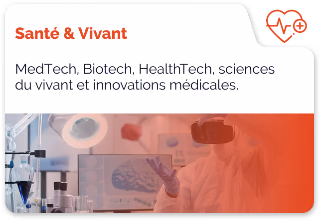 Texte indiquant « Santé & Vivant » en rouge gras, suivi de « MedTech, Biotech, HealthTech, sciences du vivant et innovations médicales » en noir. En dessous, une image montre un professionnel en blouse blanche et lunettes de réalité virtuelle dans un laboratoire avec du matériel scientifique et un écran affichant une image de cerveau.