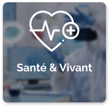 Icône blanche d'un cœur avec un électrocardiogramme et un symbole plus, sur un fond flou d'une personne en équipement de protection utilisant un équipement technologique en laboratoire, avec le texte Santé & Vivant en bas.