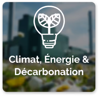 Icône de lampe avec deux feuilles à l'intérieur représentant l'écologie, sur un fond flou d'usine et végétation, avec le texte « Climat, Énergie & Décarbonation » en blanc.