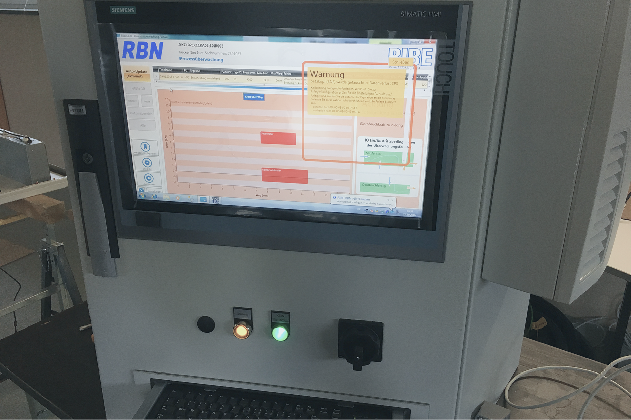 Bedienpult mit HMI-Touchscreen und Prozessvisualisierung samt Warnmeldung
