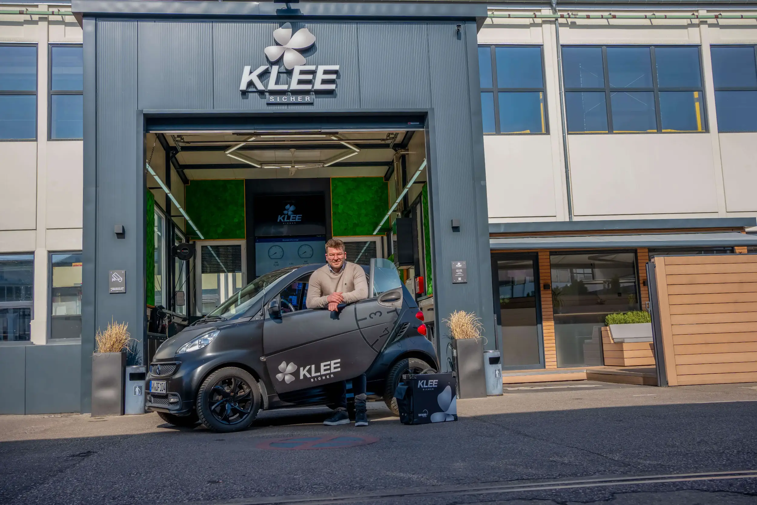 Dennis Fernandez, Gründer und Geschäftsführer von KLEE-sicher, der TÜV Prüfstelle in Stuttgart-Sommerrain.