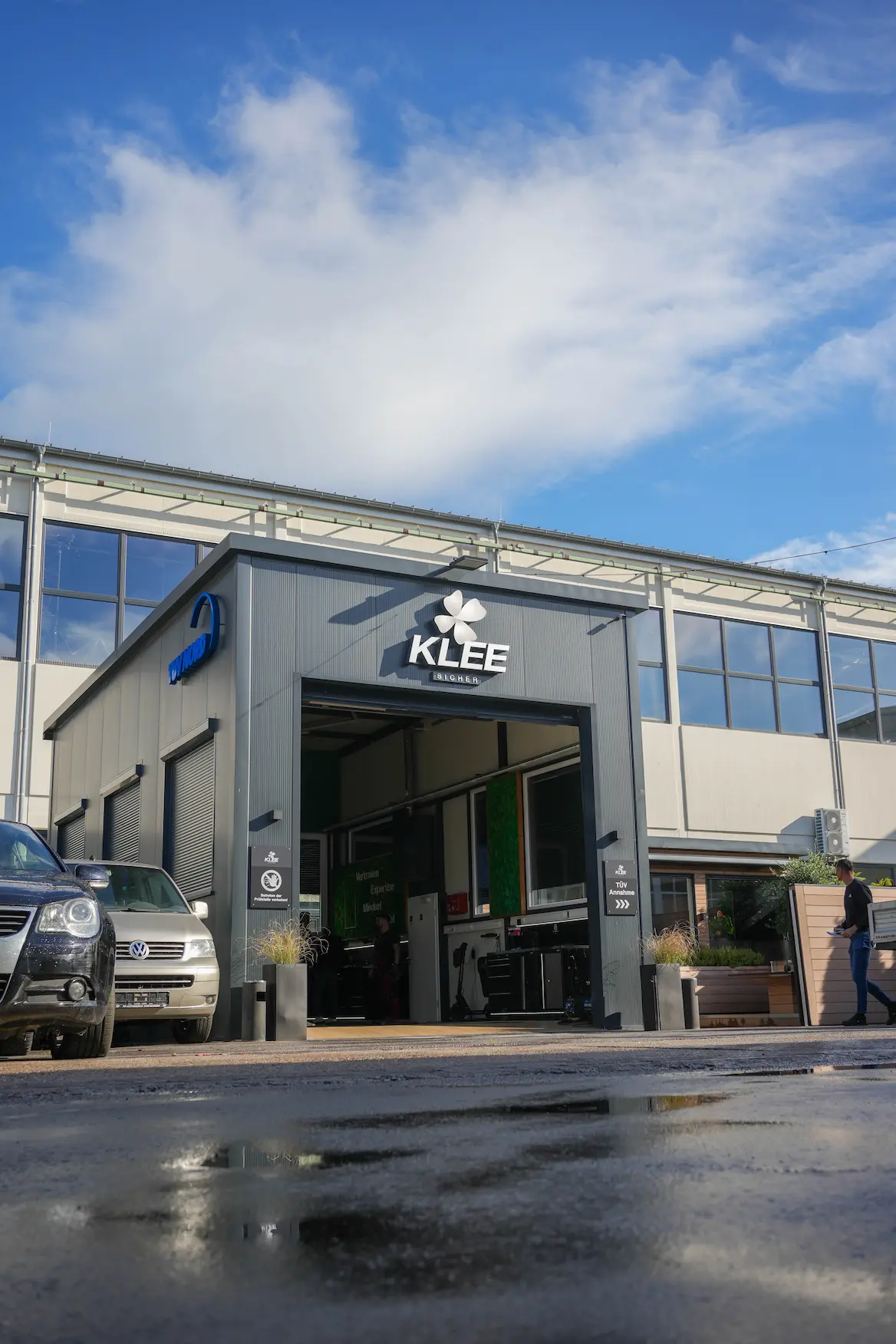 Besuch unsere TÜV Prüfstelle KLEE-sicher in Stuttgart-Sommerrain – dein TÜV Nord Partner für Fahrzeugprüfungen vor Ort.