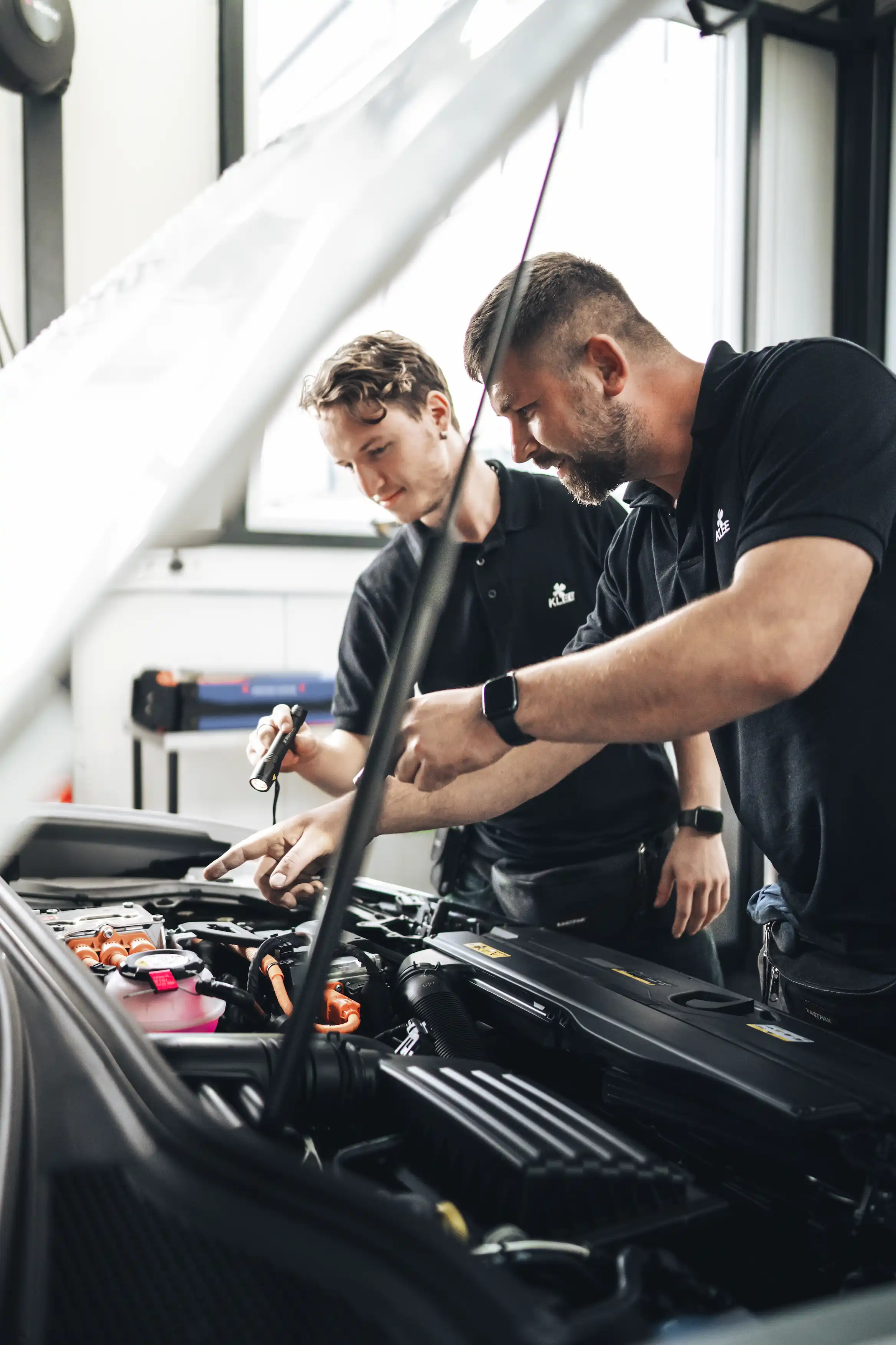 Sven und Martin von KLEE-sicher führen eine Fahrzeugprüfung im Rahmen der Hauptuntersuchung und Abgasuntersuchung (HU/AU) durch – TÜV Prüfung mit höchster Präzision.