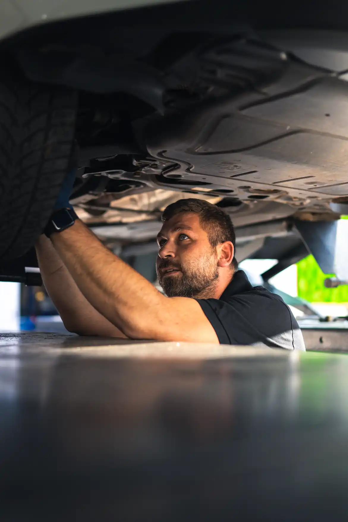 Martin überprüft dein Fahrzeug bei der Hauptuntersuchung und Abgasuntersuchung – buche jetzt deinen TÜV-Termin für HU/AU bei KLEE-sicher.