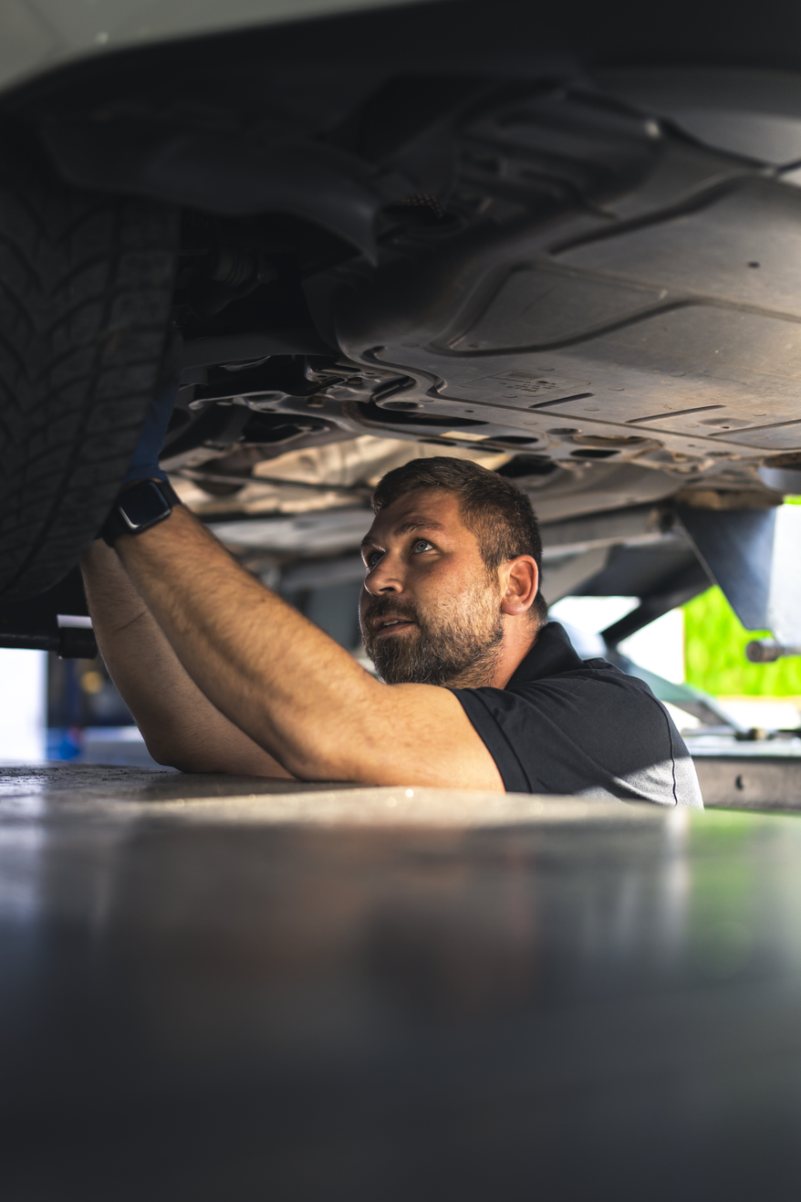 ven und Martin von KLEE-sicher führen eine Fahrzeugprüfung im Rahmen der Hauptuntersuchung und Abgasuntersuchung (HU/AU) durch – TÜV Prüfung mit höchster Präzision.