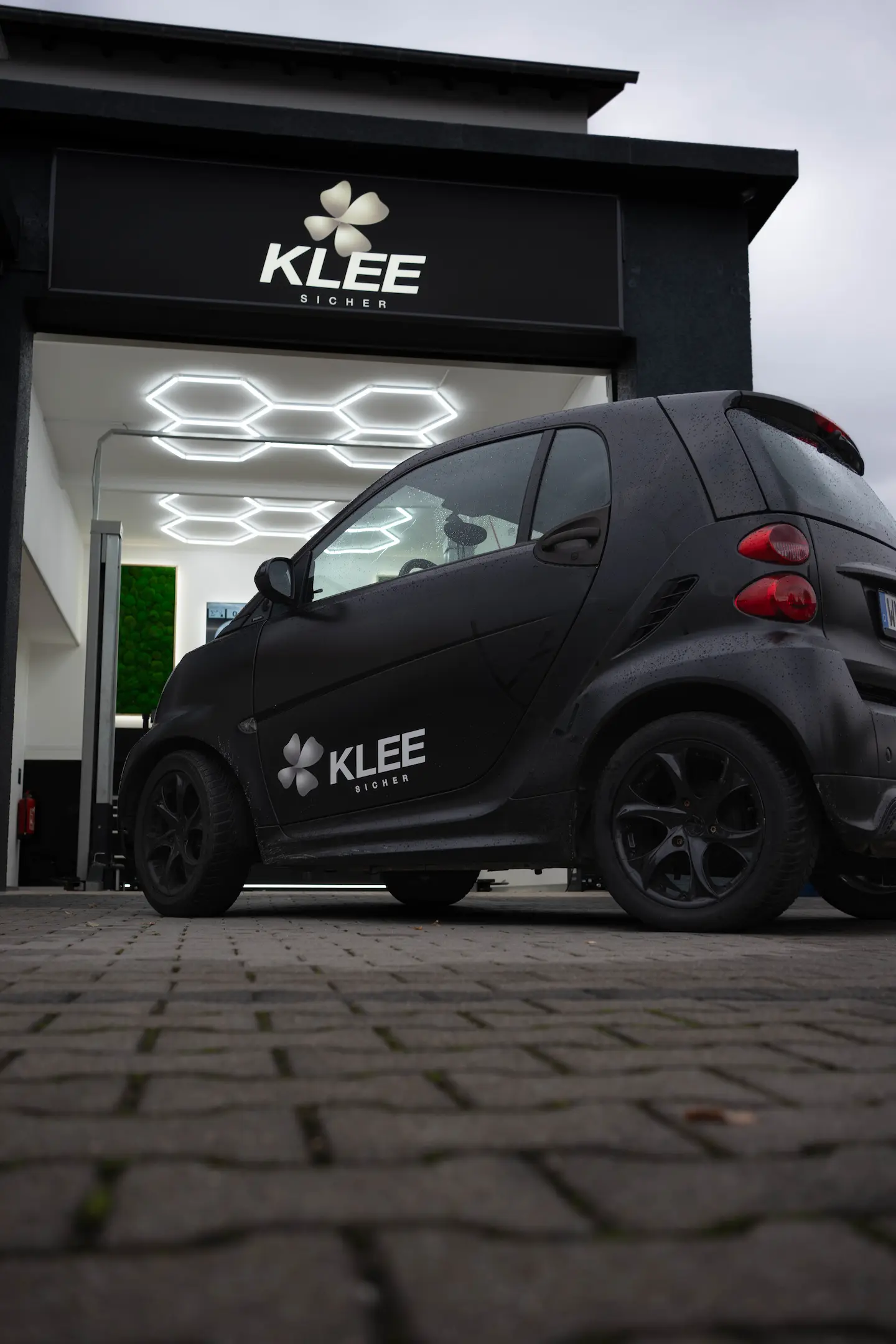 KLEE-sicher Abholfahrzeug vor der TÜV Prüfstelle in Göppingen – bequemer Service für Hauptuntersuchung und Abgasuntersuchung (HU/AU).