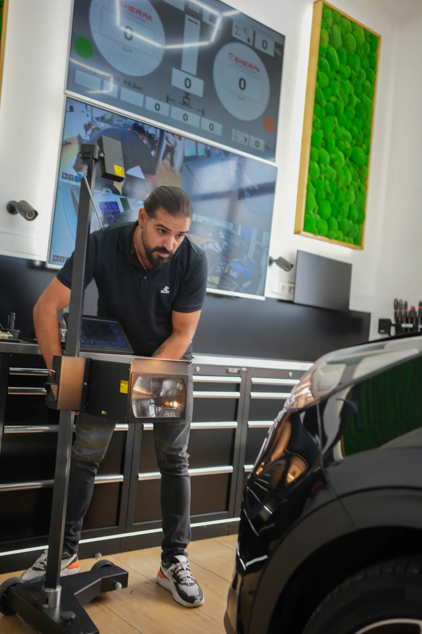 Cihan von KLEE-sicher prüft die Lichteinstellung eines Fahrzeugs in der TÜV Prüfstelle Göppingen – Teil der Hauptuntersuchung und Abgasuntersuchung (HU/AU).