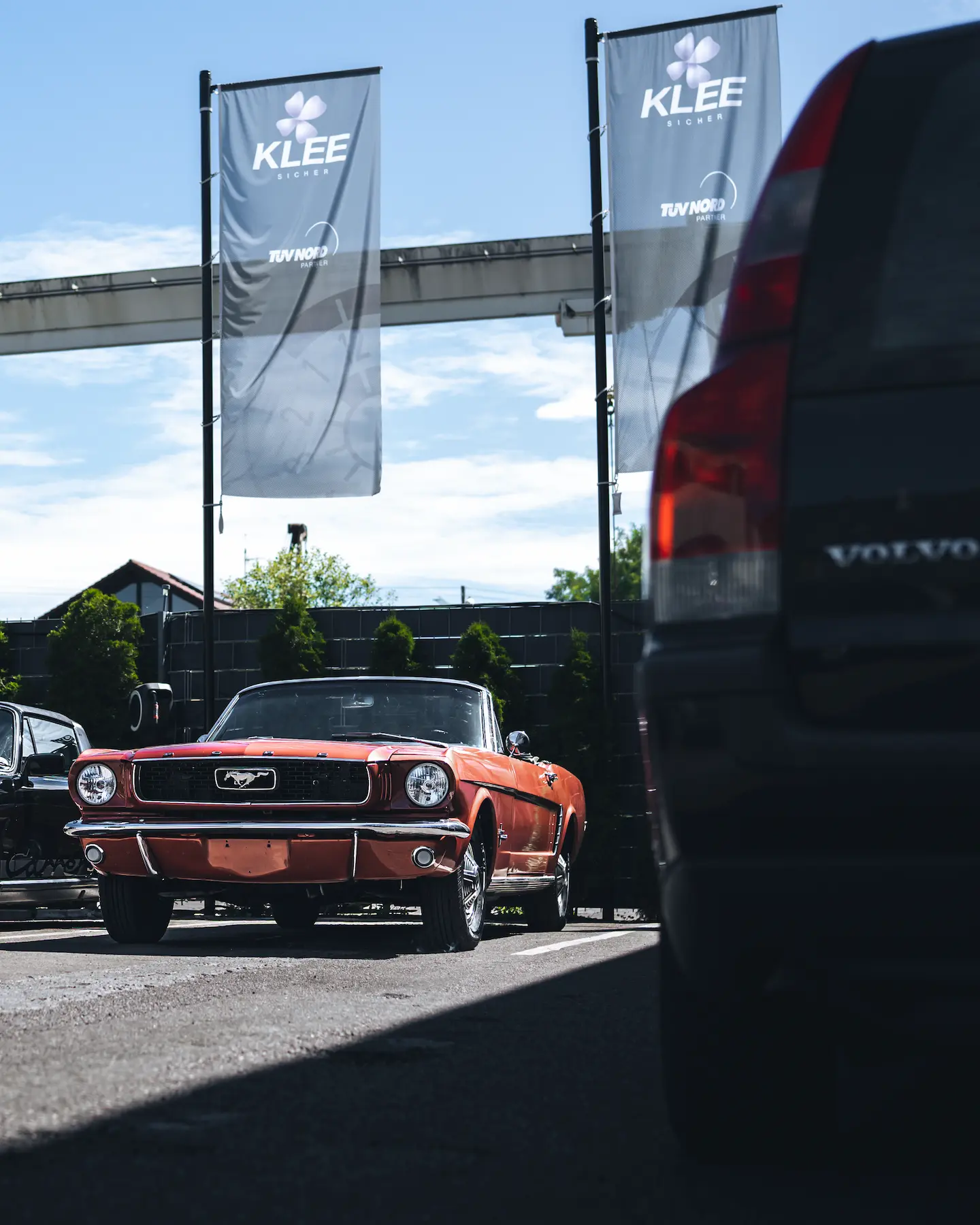 Klassischer Ford Mustang wartet auf sein Oldtimer-Gutachten bei KLEE-sicher – fachgerechte Bewertung und Zulassung mit H-Kennzeichen.