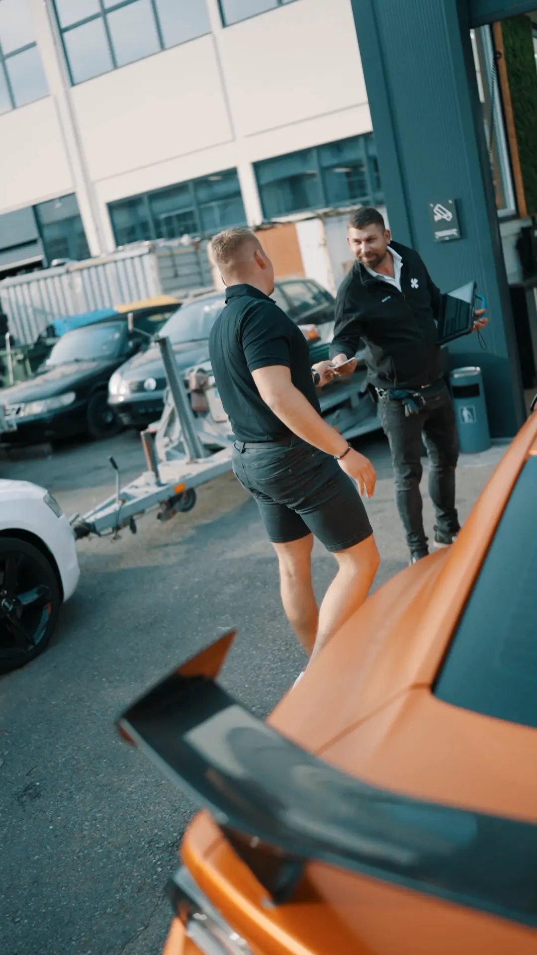 Sven übergibt dem Kunden die Prüfunterlagen nach erfolgreicher Hauptuntersuchung (HU/AU) bei KLEE-sicher – TÜV Prüfung transparent und persönlich erklärt.