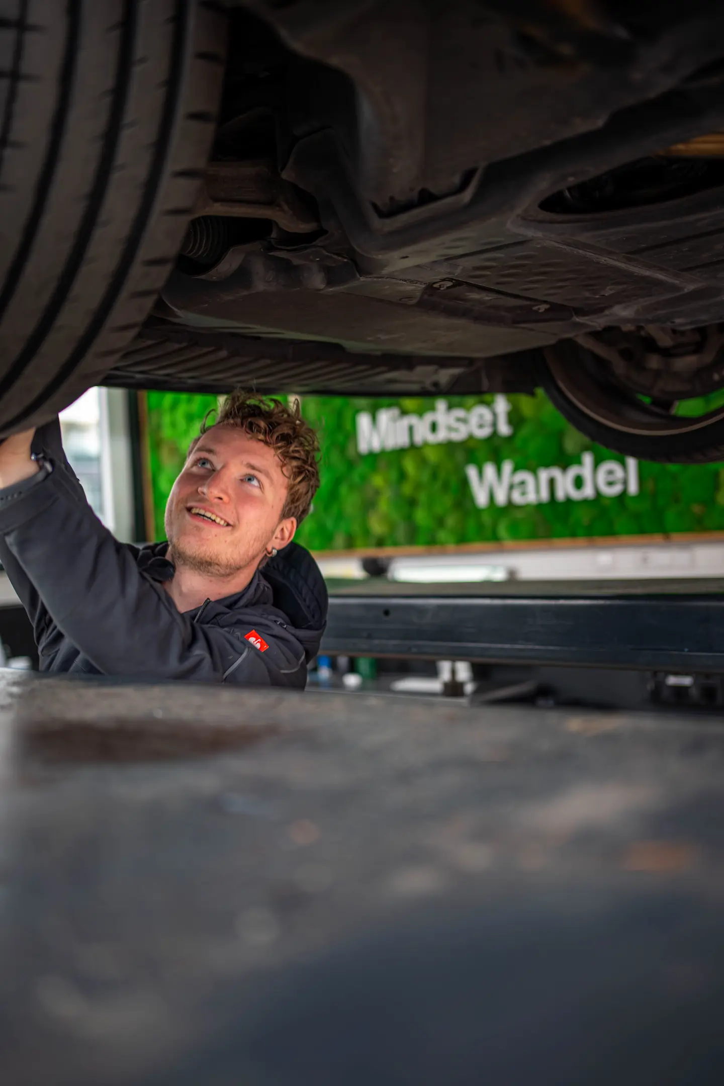 Sven von KLEE-sicher führt eine Hauptuntersuchung (HU) in der TÜV Prüfstelle Stuttgart-Sommerrain durch – zuverlässige KFZ Prüfung und Abgasuntersuchung in Stuttgart.