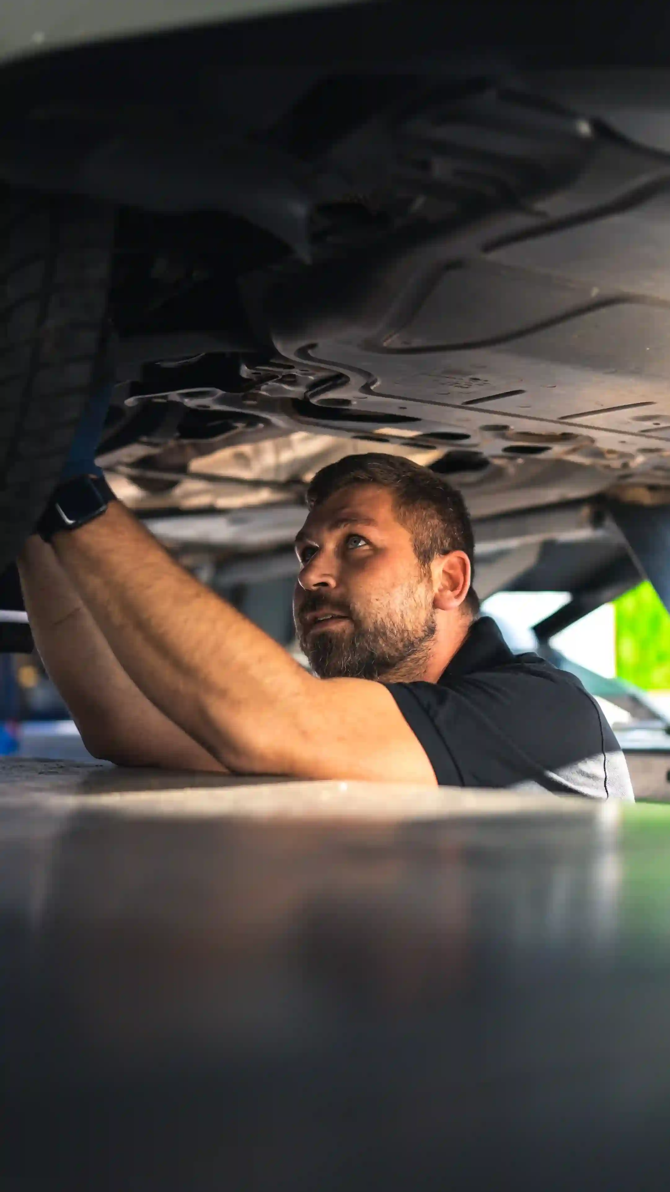 Martin von KLEE-sicher prüft ein Fahrzeug auf der Hebebühne im Rahmen einer Gebrauchtwagenbewertung – technische Kontrolle durch KFZ-Gutachter.