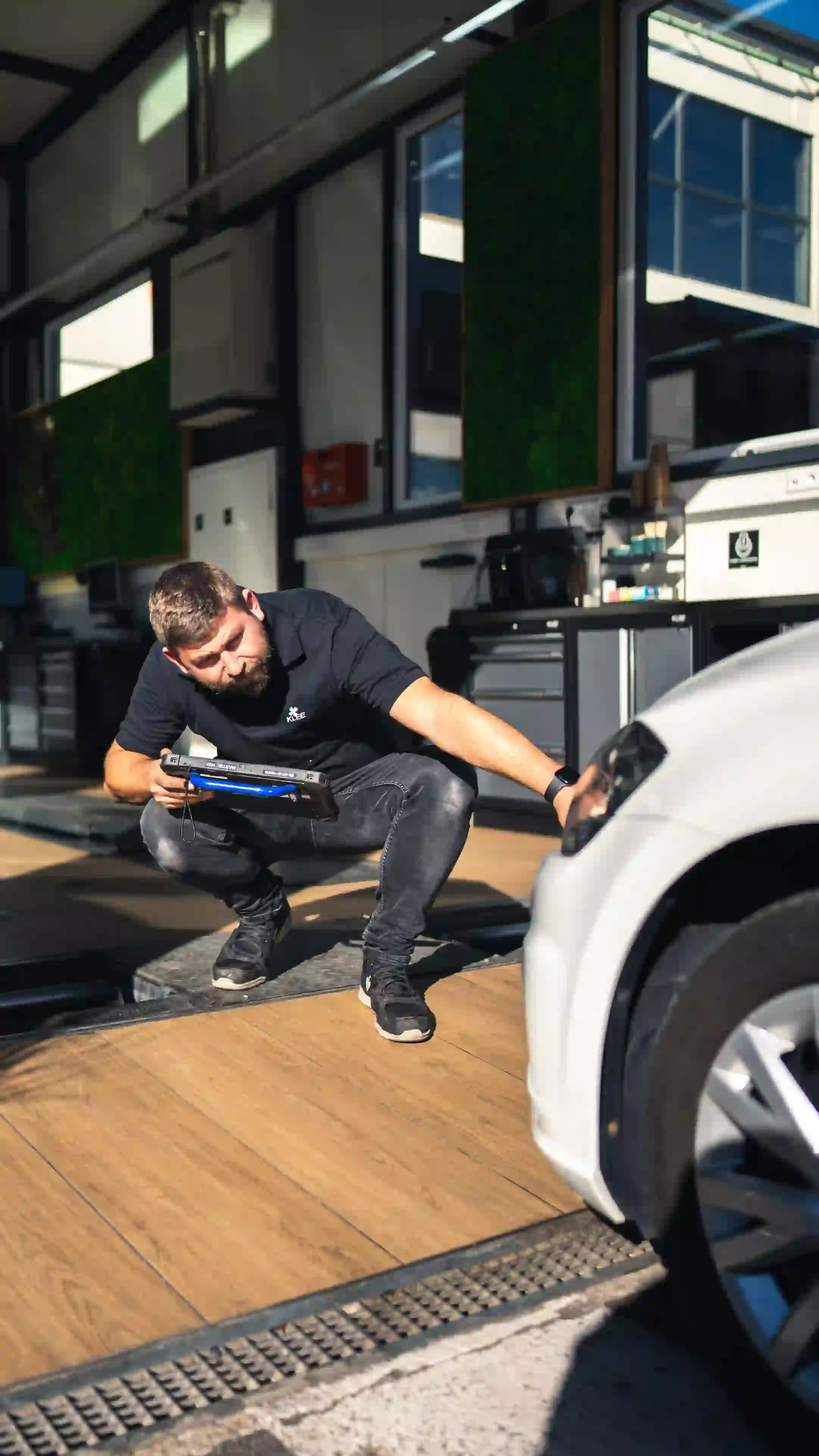 Sieh, wie Martin als Kfz-Gutachter dein Unfallgutachten erstellt – fachgerecht und transparent im Rahmen des Schadengutachtens.