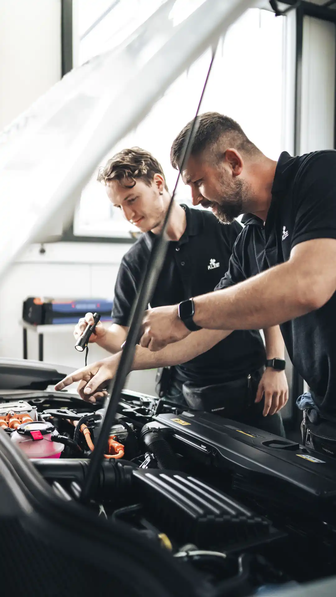 Sven und Martin von KLEE-sicher führen die Hauptuntersuchung an deinem Fahrzeug durch und prüfen den Motorraum sorgfältig.