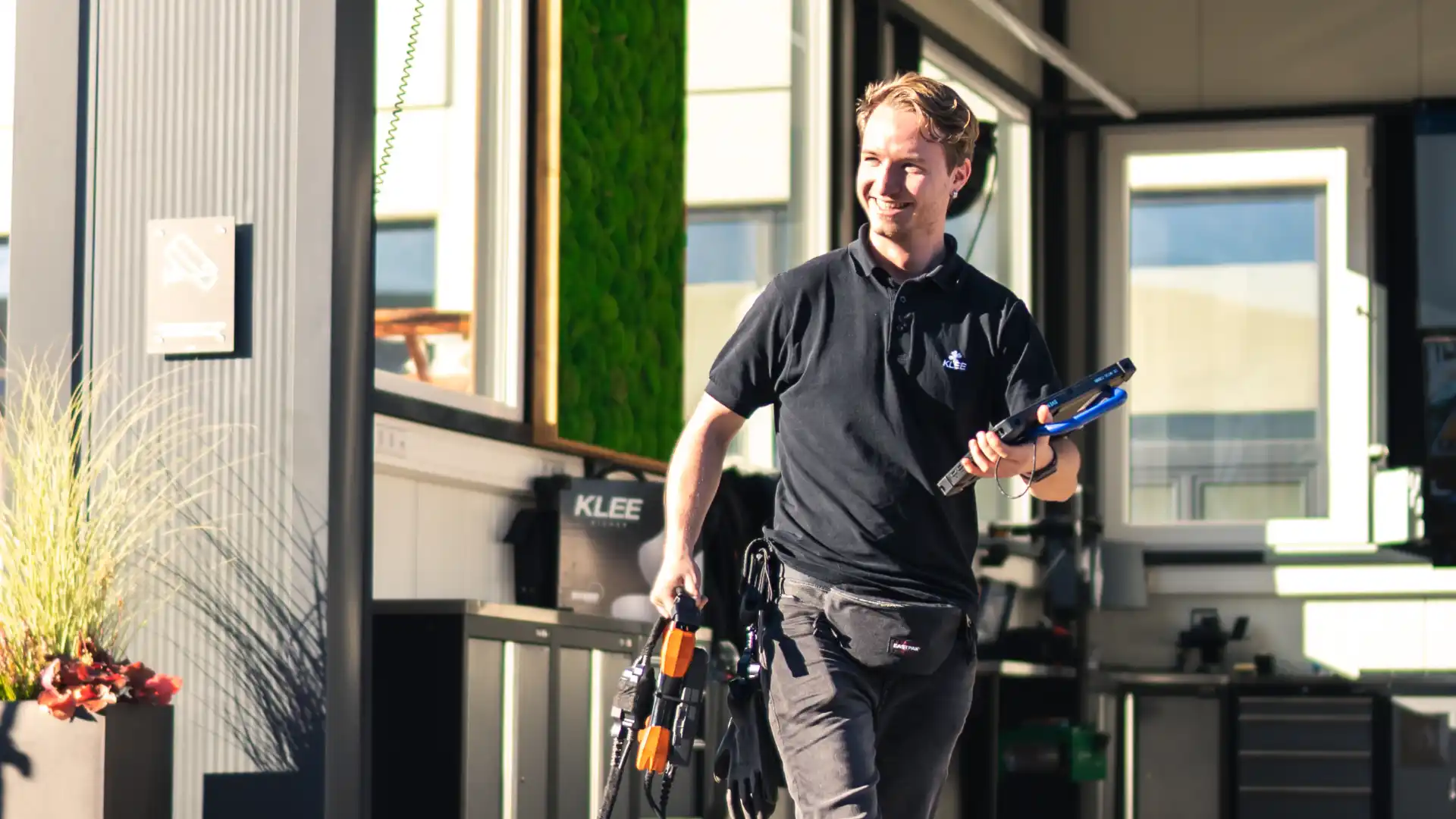 Cihan führt eine HU/AU in Göppingen bei KLEE-sicher durch.