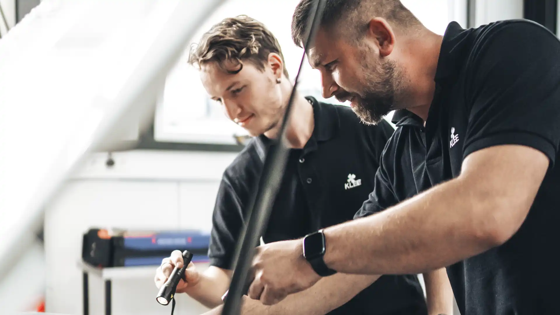 Dennis von KLEE-sicher begrüßt dich vor unserer TÜV Prüfstelle in Stuttgart-Sommerrain – dein TÜV Nord Partner vor Ort.