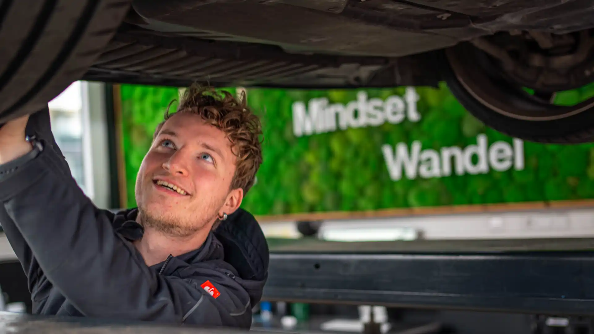 Dennis von KLEE-sicher begrüßt dich vor unserer TÜV Prüfstelle in Stuttgart-Sommerrain – dein TÜV Nord Partner vor Ort.