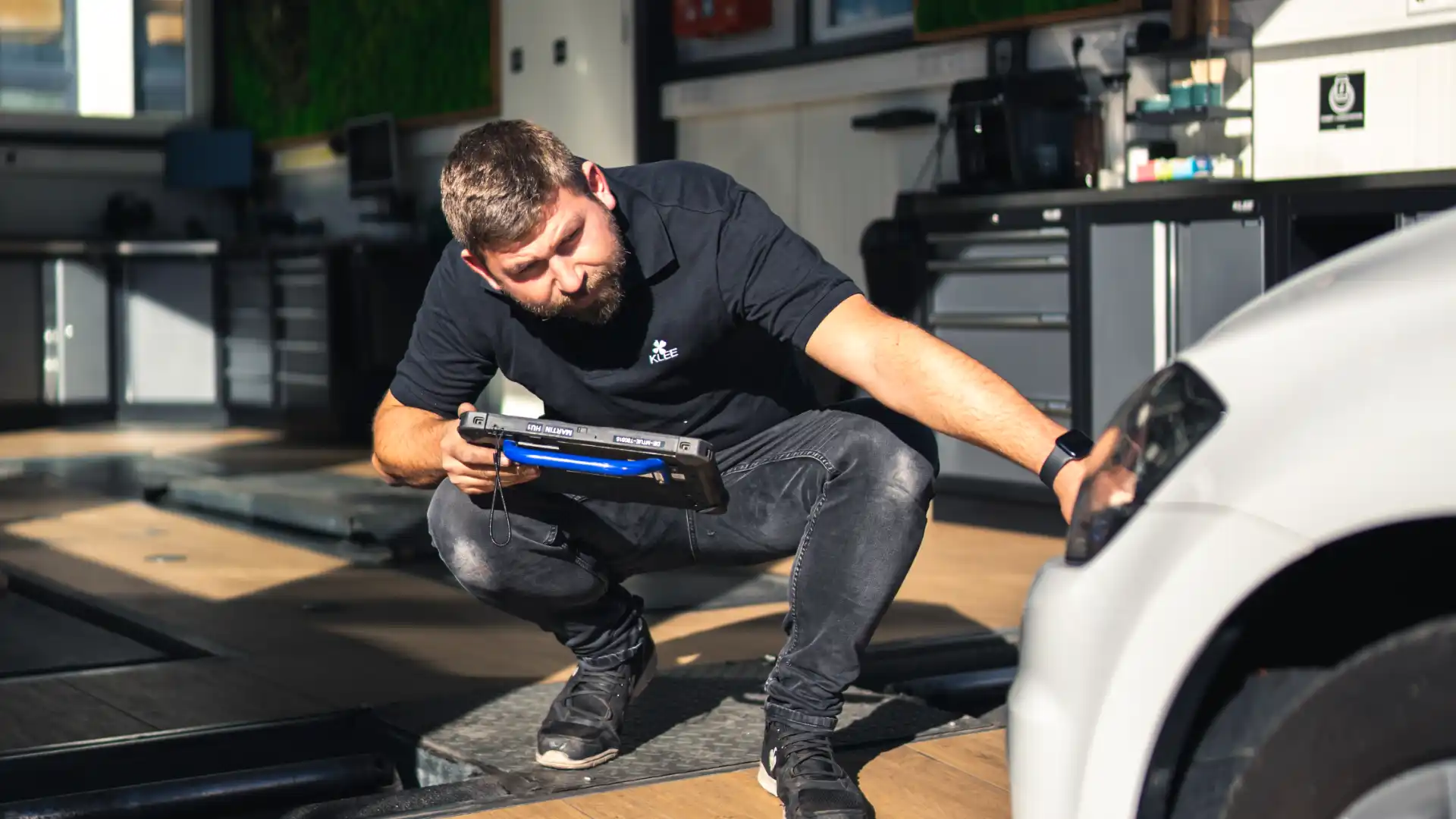 Martin von KLEE-sicher, KFZ-Sachverständiger, begutachtet ein Unfallfahrzeug für ein professionelles KFZ-Gutachten – schnelle Hilfe nach dem Unfall.
