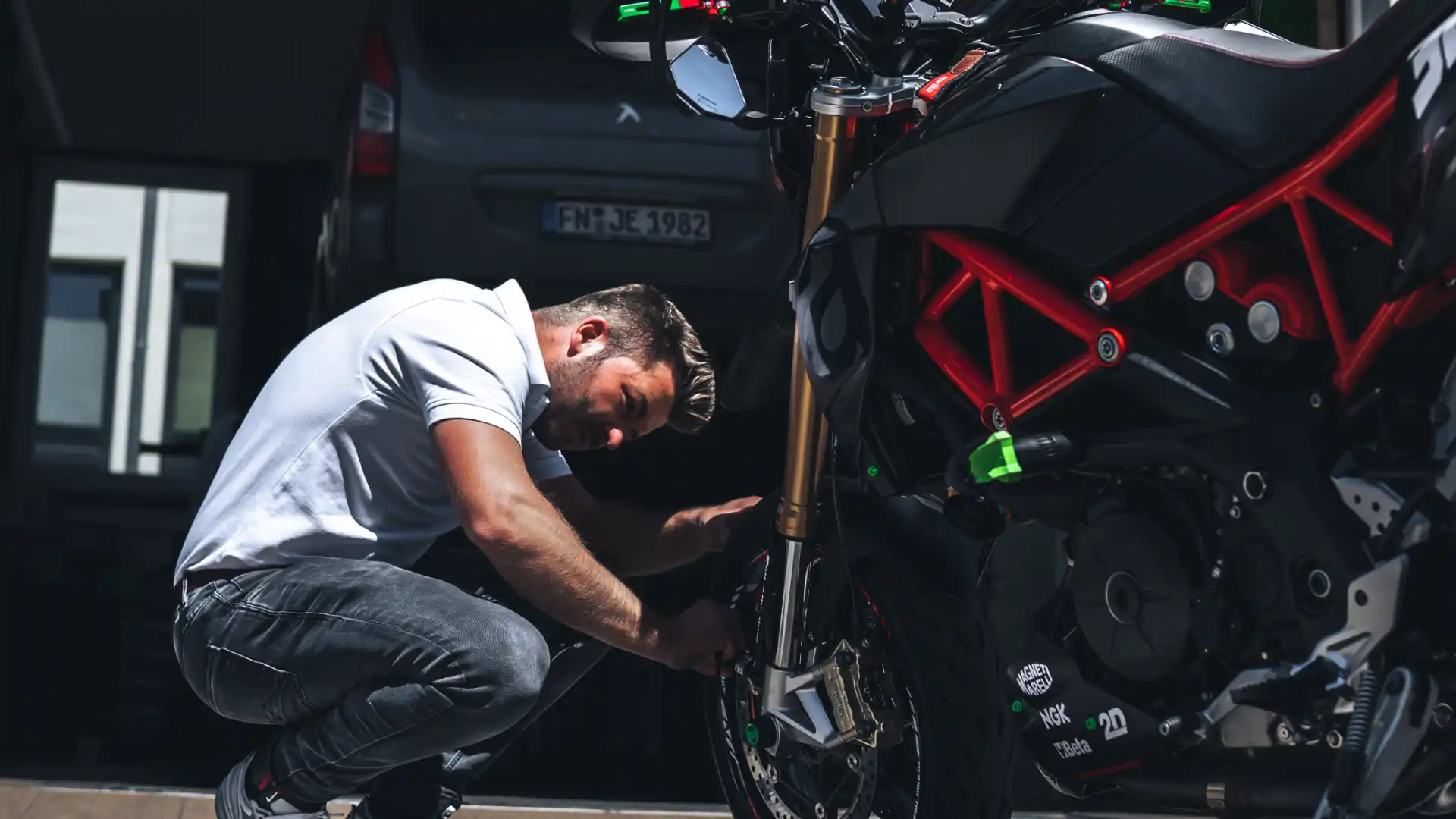 Sven von KLEE-sicher führt eine KFZ-Eintragung in der TÜV Prüfstelle durch – professionelle Einzelabnahme und Änderungsabnahme in Stuttgart-Sommerrain und Göppingen.