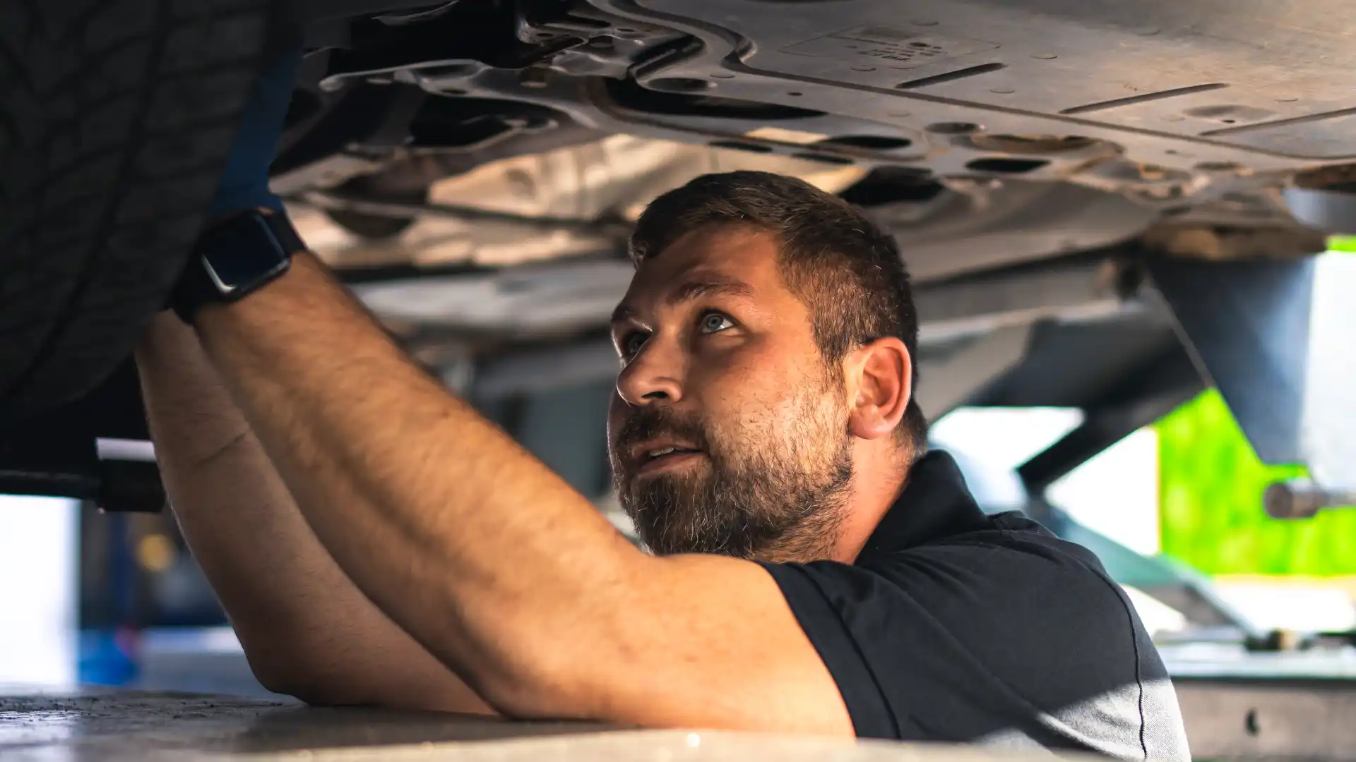 TÜV Prüfstelle Stuttgart-Sommerrain – Sven von KLEE-sicher läuft aus der Prüfstelle, um eine HU/AU durchzuführen. Ihre zuverlässige KFZ Prüfstelle in Stuttgart-Sommerrain für Hauptuntersuchung und Abgasuntersuchung.