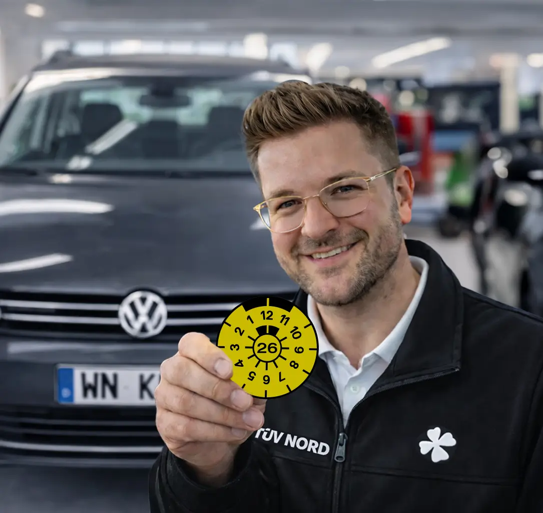 prüfingenieur Martin der eine TÜV Prüfung in Göppingen durchführt hierbei macht er eine Hauptuntersuchung in verbindung mit einem Abgasuntersuchung