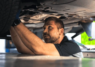 ven und Martin von KLEE-sicher führen eine Fahrzeugprüfung im Rahmen der Hauptuntersuchung und Abgasuntersuchung (HU/AU) durch – TÜV Prüfung mit höchster Präzision.