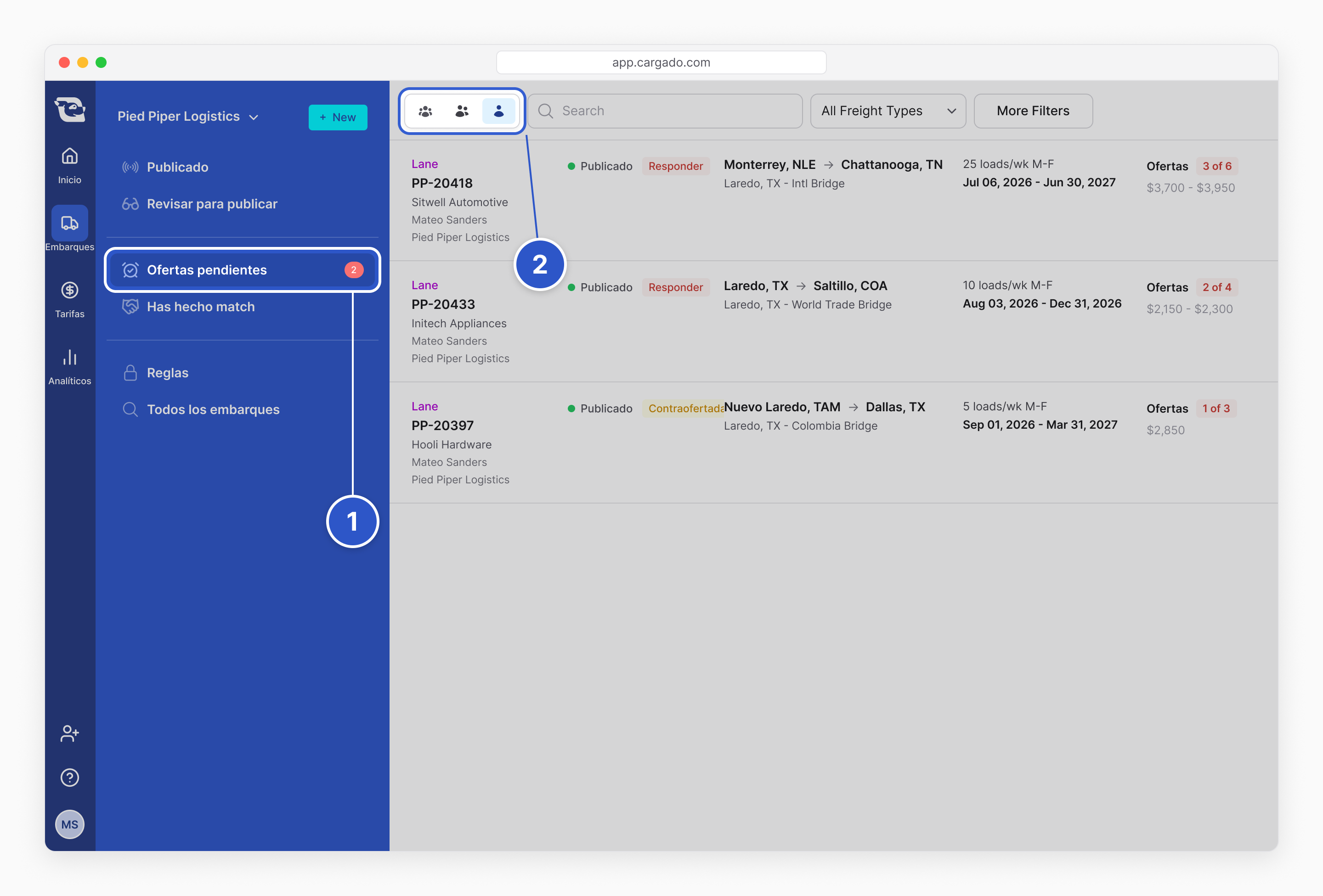 La app de Cargado completa en una ventana del navegador en app.cargado.com, en la página de Embarques. La marca 1 señala Ofertas pendientes, con un contador rojo en 2, en el menú azul de la izquierda. La marca 2 señala el selector de la parte superior izquierda de la lista, con el ícono de una sola persona seleccionado. La lista muestra tres publicaciones que cubre Mateo Sanders: dos dicen Responder y una dice Contraofertada.