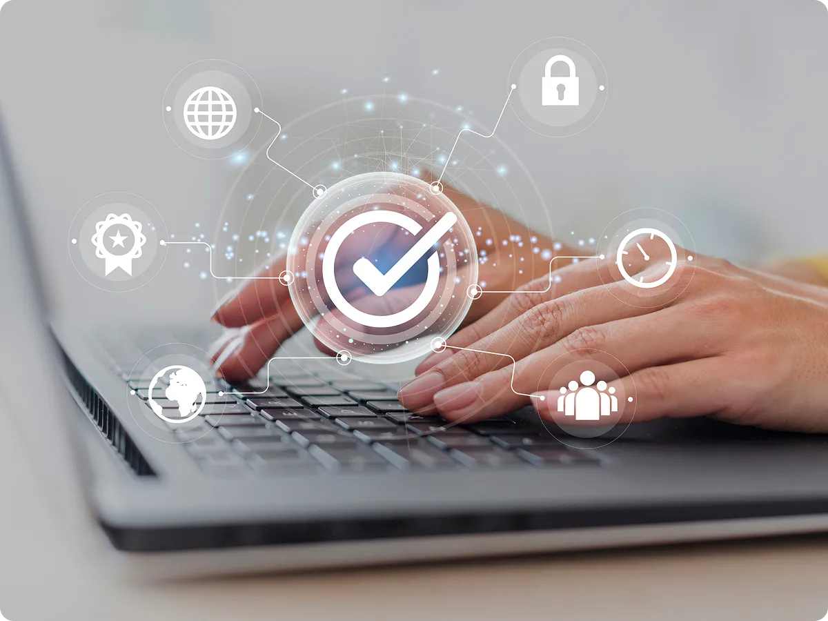 Touchscreen mit Sicherheitssymbol – Datenschutz und Compliance im Unternehmen