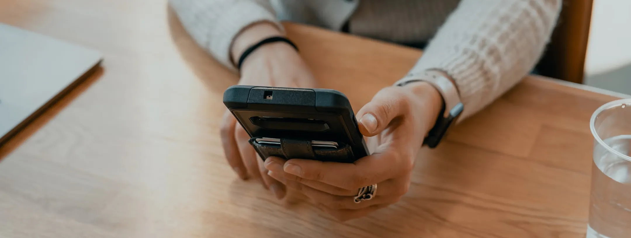 Smartphone mit Kaffee – digitale Beratung und moderne Kommunikation im Projekt