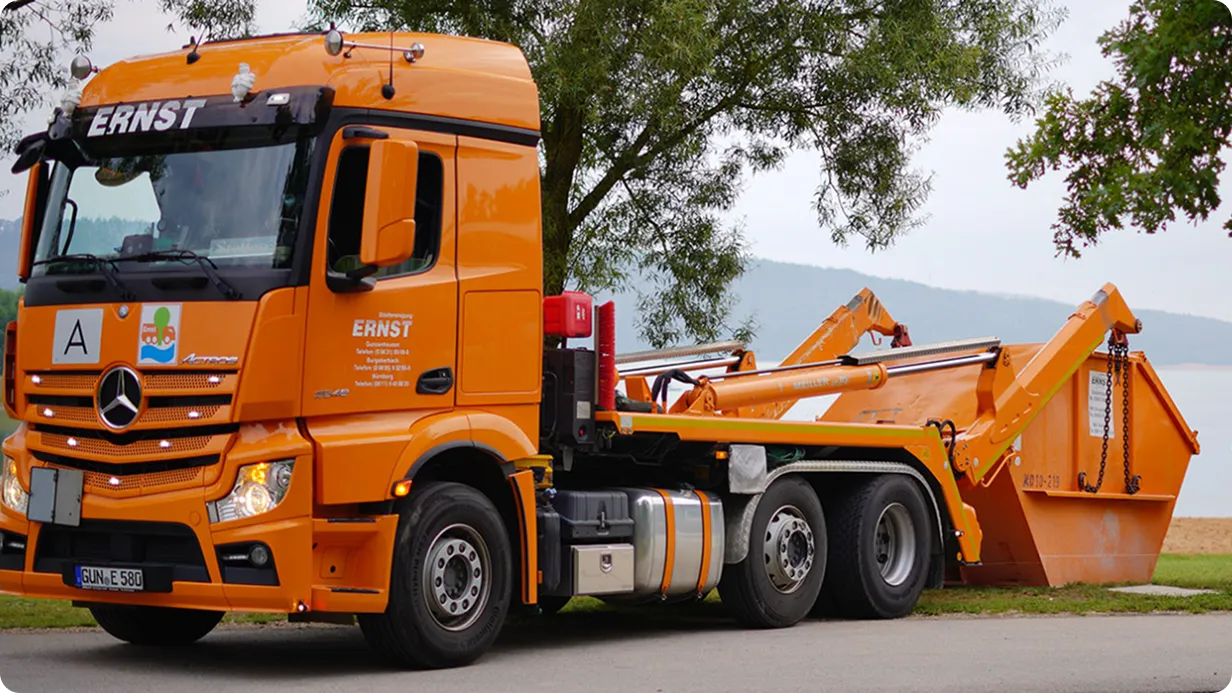 Abrollcontainer und LKW – Arbeitssicherheitsberatung in der Entsorgungsbranche