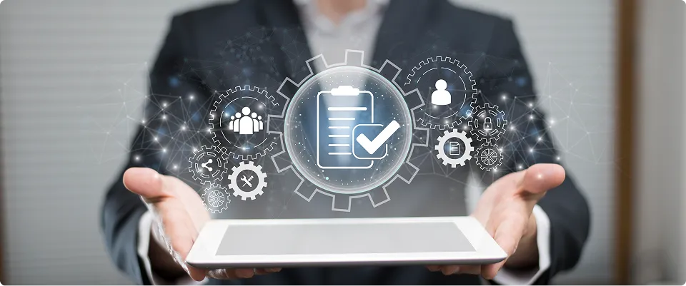 Berater mit Tablet – Einführung integrierter Managementsysteme in Unternehmen