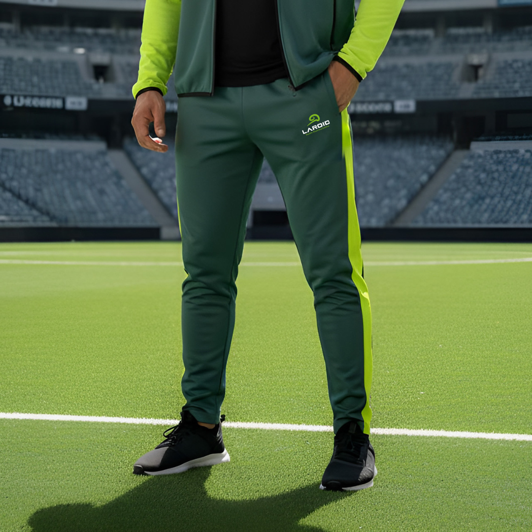 Nahaufnahme der Laroid-Trainingshose an einem Mann in Stadion.