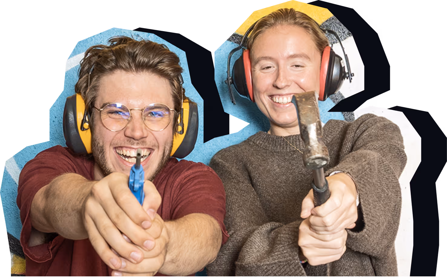 Smilende mann og kvinne med hørselsvern som holder verktøy mot kameraet, en skrutrekker og en hammer.