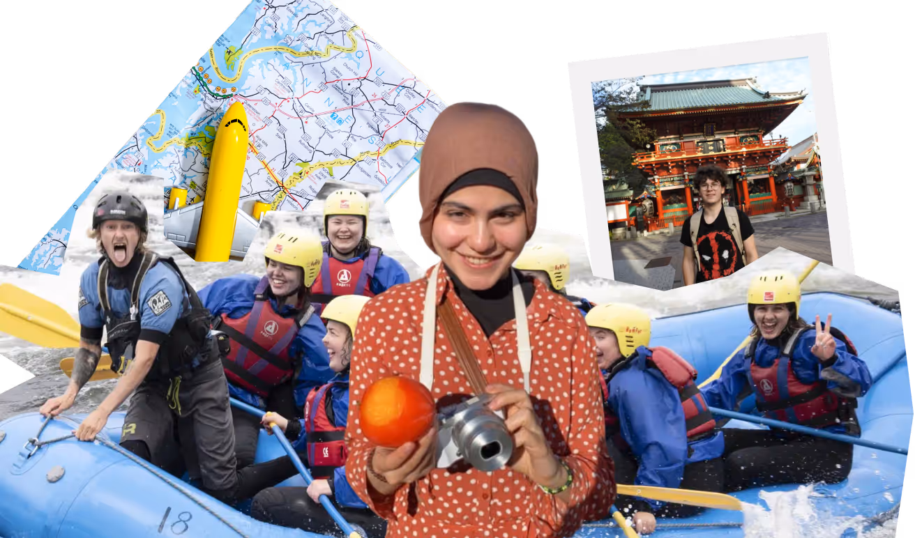 En gruppe ungdommer padler i en blå raft med gule hjelmer og redningsvester, en kvinne med hijab og polkadott skjorte holder et kamera og en appelsin, bak dem vises et kart og et bilde av en person foran et asiatisk tempel.