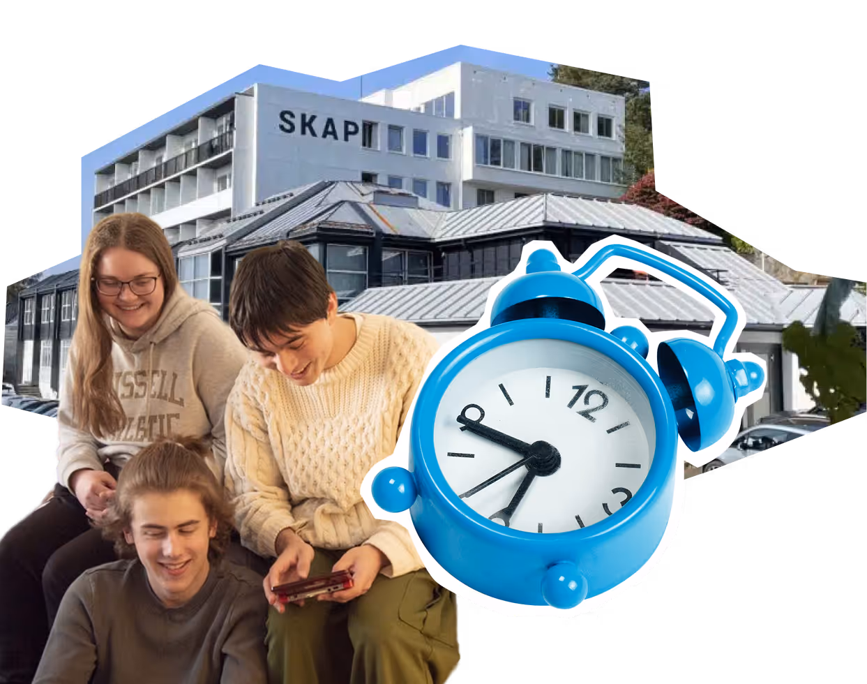 Tre smilende unge mennesker sitter sammen foran en bygning merket SKAP, med et stort blått analogt vekkerklokke-ikon i forgrunnen.