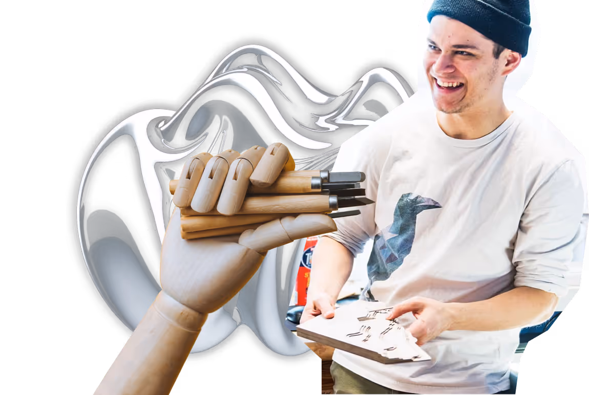 Ung mann med svart lue smiler mens han holder et treskjæreprosjekt, foran en stor trehånd som holder skjæreverktøy.