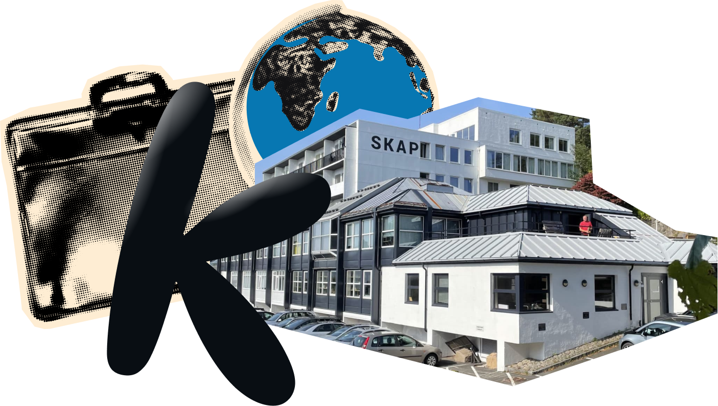 Bilde av et moderne bygg med skiltet 'SKAP' i bakgrunnen, foran et stort svart og hvitt K-symbol, en globus og en koffertillustrasjon.