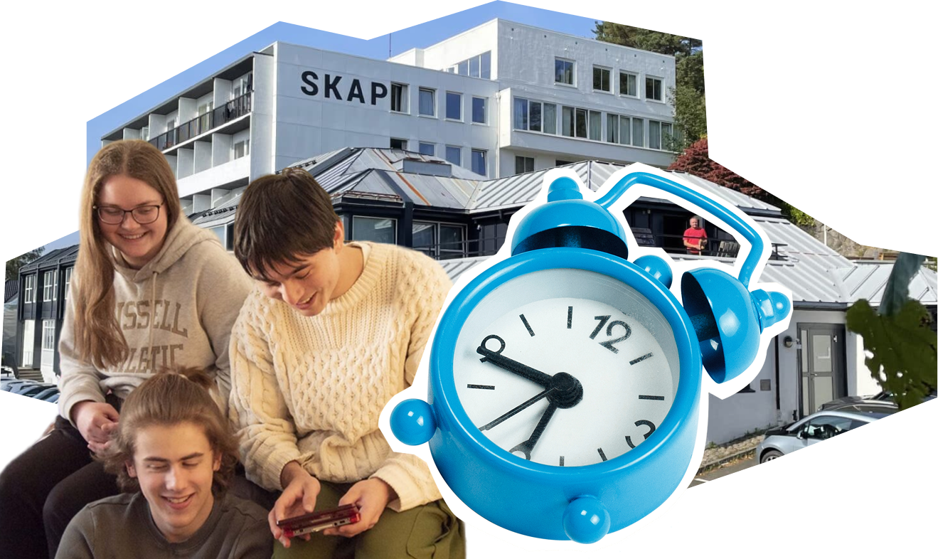 Tre glade ungdommer sitter sammen, en blå vekkerklokke foran dem, med en hvit bygning merket SKAP i bakgrunnen.