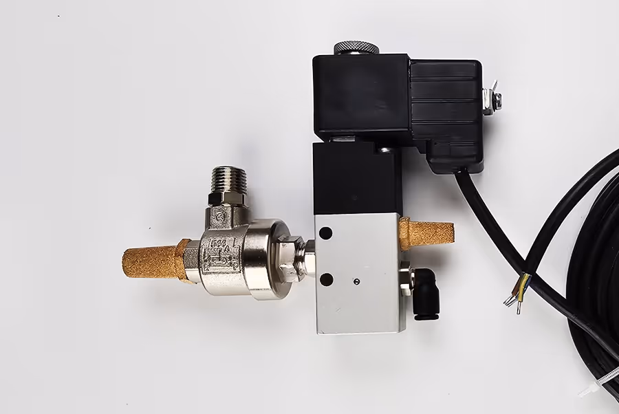 Elektromagnetisches Ventil mit Kabel und zwei Lüftungsfiltern auf weißem Hintergrund.