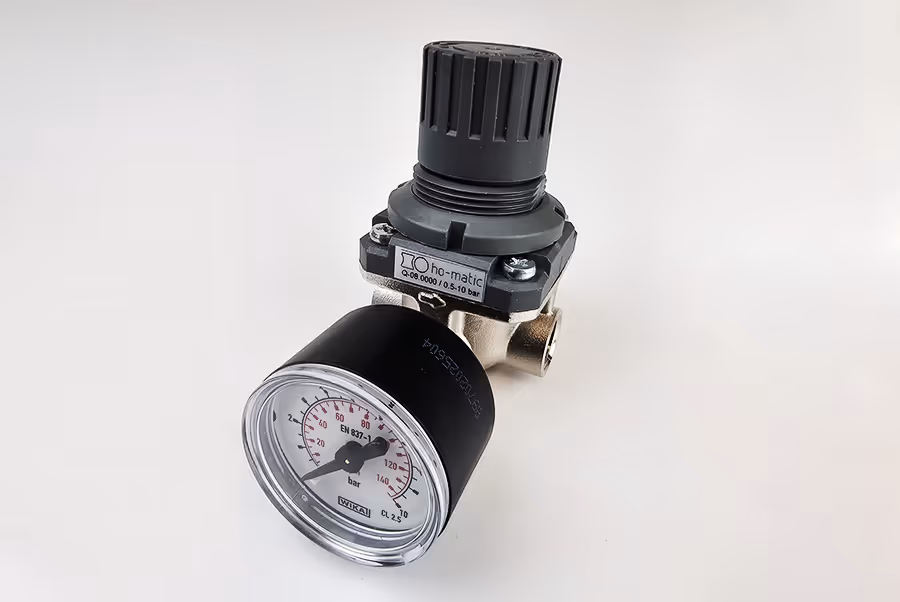 Druckminderer mit einem schwarzen Einstellknopf und einem Manometer mit Anzeige von 0 bis 140 bar.