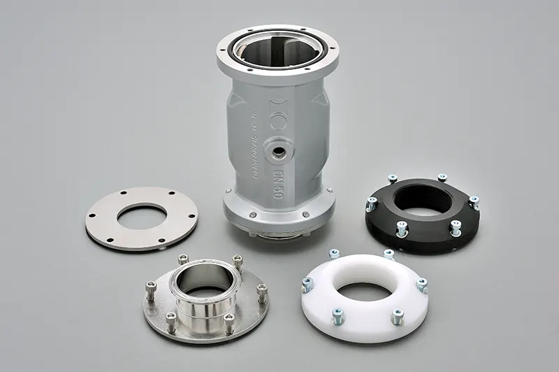 Fünf Industriekupplungsteile, einschließlich eines silbernen Zylinders und verschiedener Metall- und Kunststoffflansche.