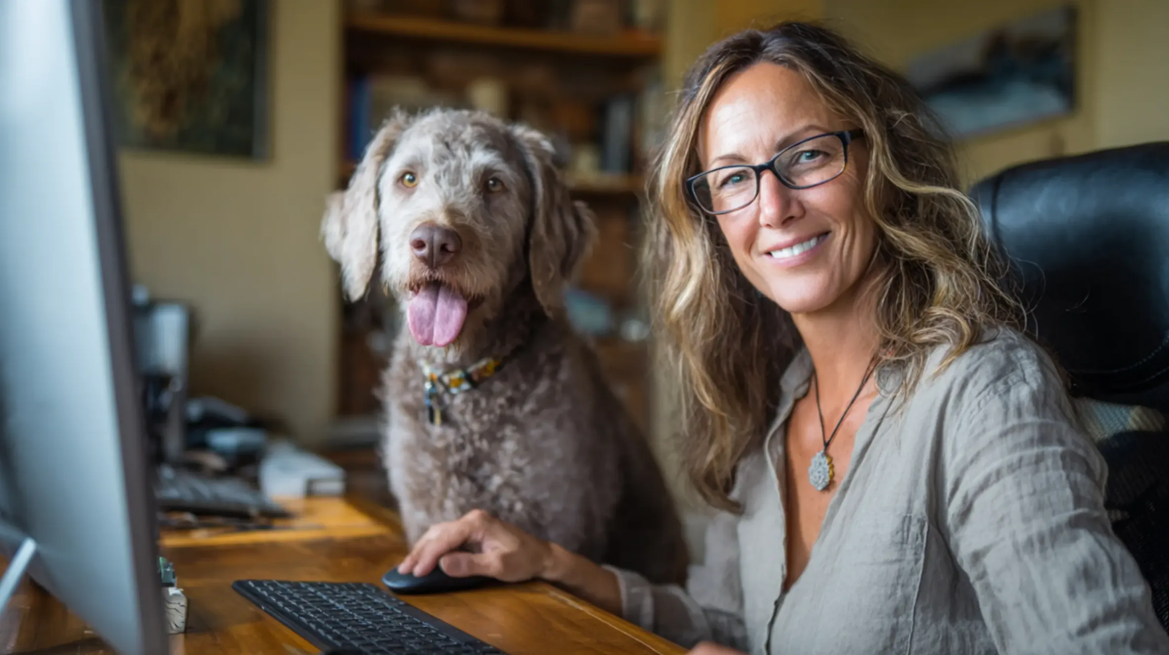 Une femme de 40 ans travaille à côté de son chien 