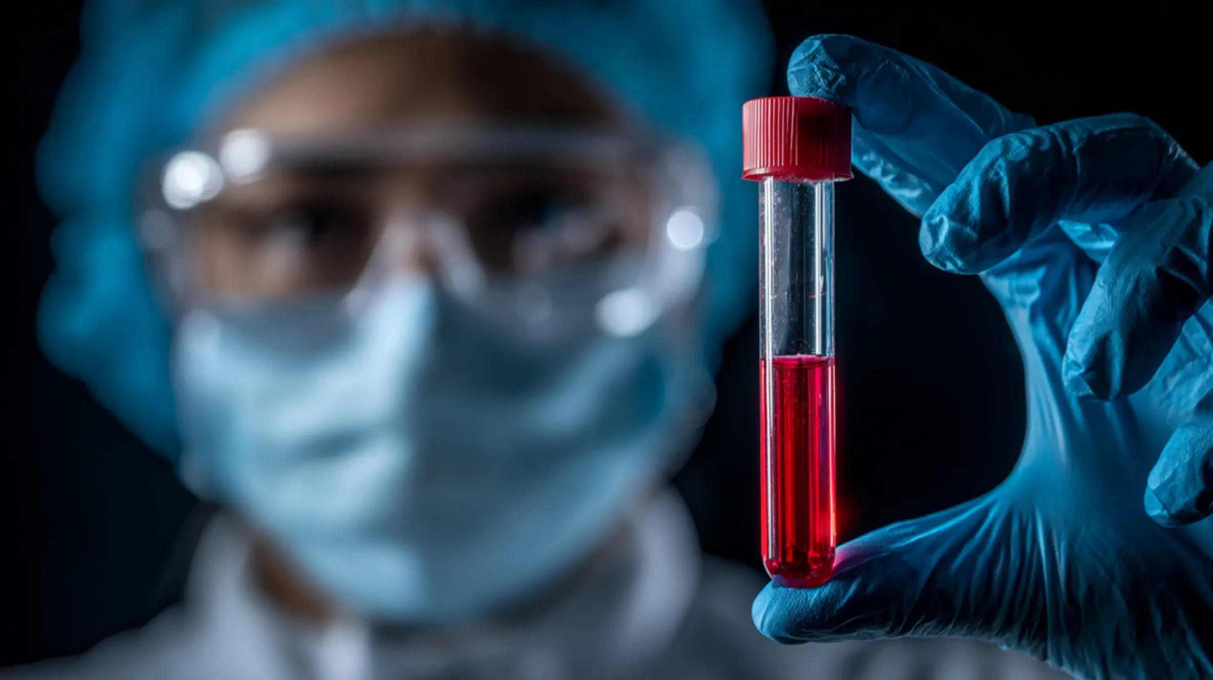 un eéprouvette dans la main habillée d'un gant chirurgical