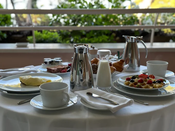 Poolside & Terrace Dining
