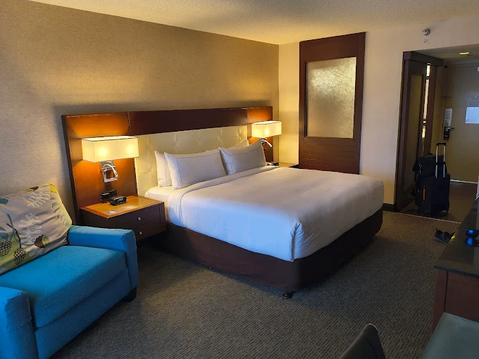 Rooms and Suites: Tropical Coziness with Ocean Whispers