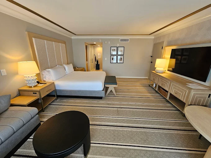 Rooms and Suites: Desert-Infused Opulence with Mountain Whispers