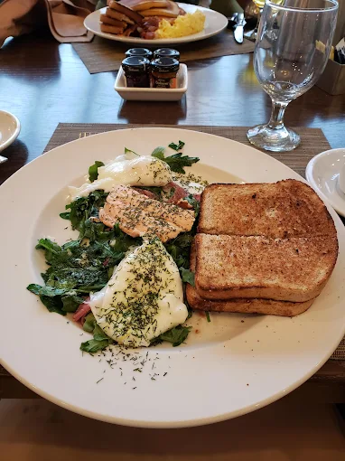 Savoring the Scene: Dining and Local Flavor