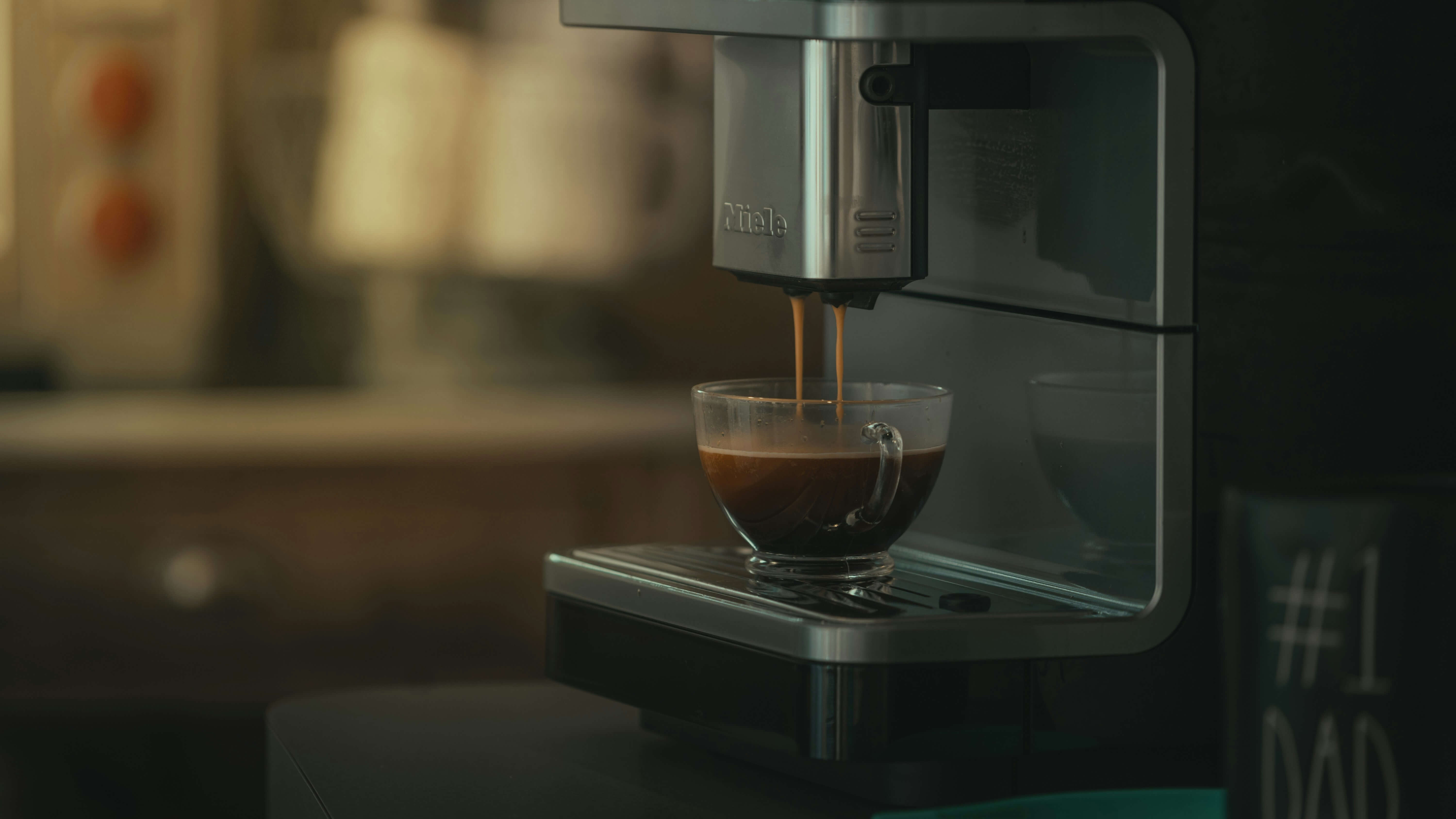 Automatický kávovar Miele připravuje espresso – servis kávovarů Praha